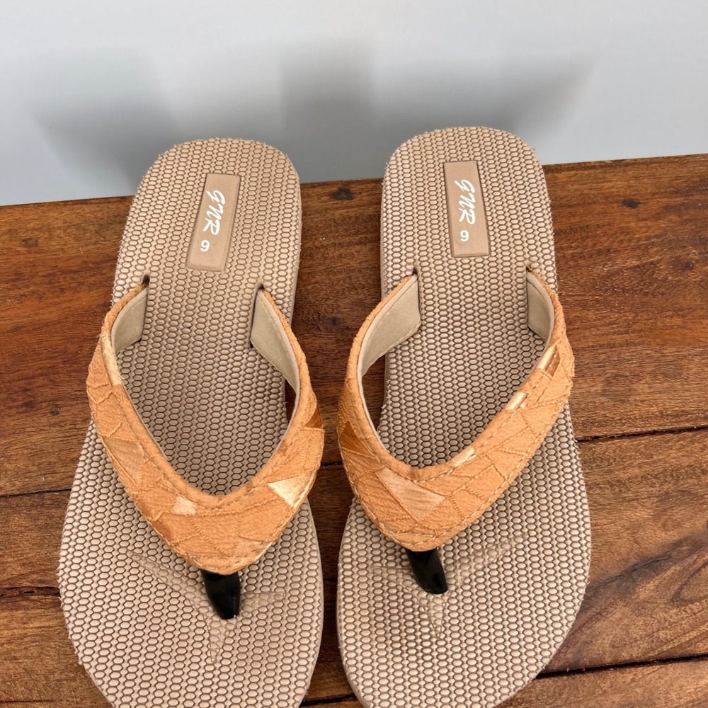 GNR Womens Tan Peach Embroidered Geometric Thong Flip Flop Sandals Size 9